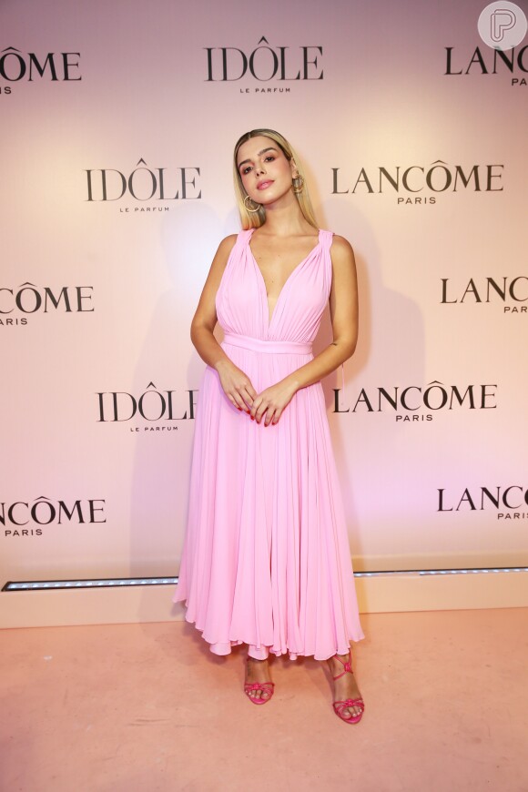 Giovanna Lancellotti elegeu um look monocromático: vestido rosa e sandálias na mesma cor foram a aposta da atriz