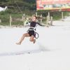 Cristiane Dias praticou kitesurf na praia da Barra da Tijuca