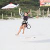 Cristiane Dias praticou kitesurf na praia da Barra da Tijuca