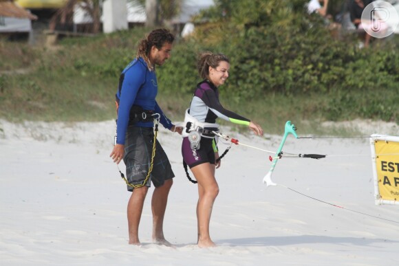 Cristiane Dias praticou kitesurf na praia da Barra da Tijuca sob orientações de seu professor