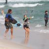 Cristiane Dias praticou kitesurf na praia da Barra da Tijuca sob orientações de seu professor