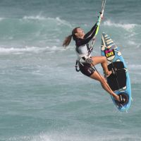 Cristiane Dias, do 'Globo Esporte', exibe boa forma em aula de kitesurf no RJ