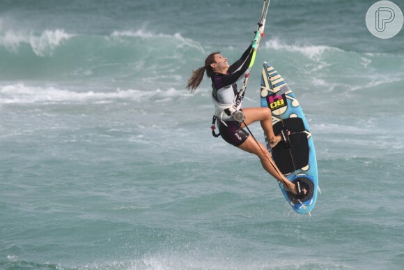 Cristiane Dias, apresentadora do 'Globo Esporte', pratica aulas de kitesurf na Barra da Tijuca, na Zona Oeste do Rio de Janeiro, na tarde desta quarta-feira, 16 de outubro de 2014