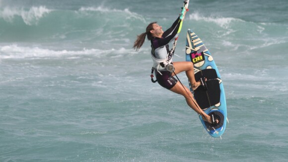 Cristiane Dias, do 'Globo Esporte', exibe boa forma em aula de kitesurf no RJ