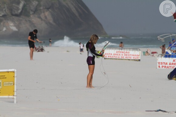 Cristiane Dias se prepara antes de praticar kitesurf
