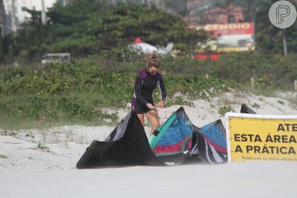 Cristiane Dias se prepara antes da aula de kitesurf