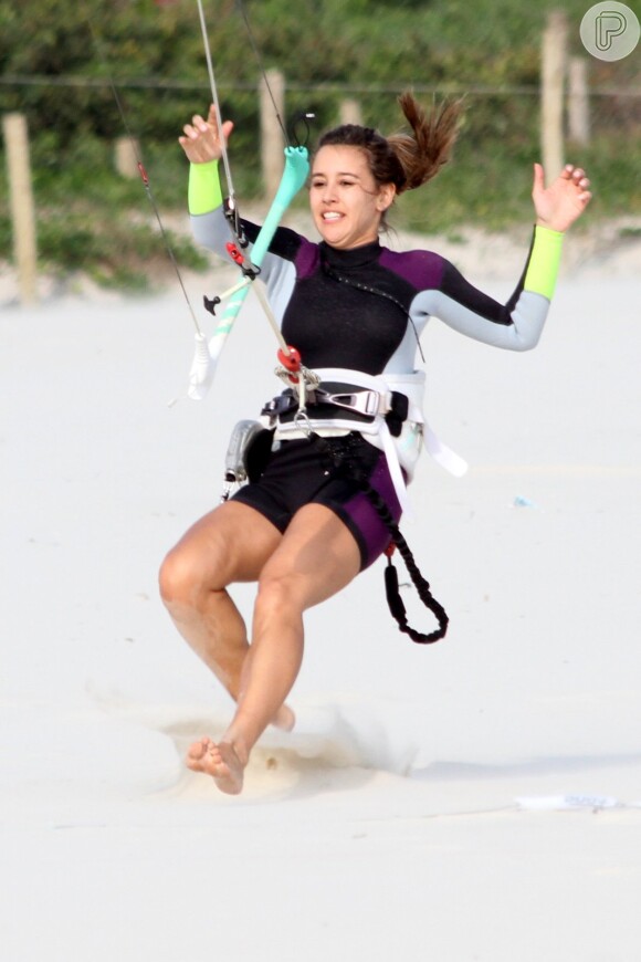 Cristiane Dias se aventura nas aulas de kitesurf durante folga das gravações do 'Globo Esporte'