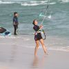 Cristiane Dias se aventura nas aulas de kitesurf