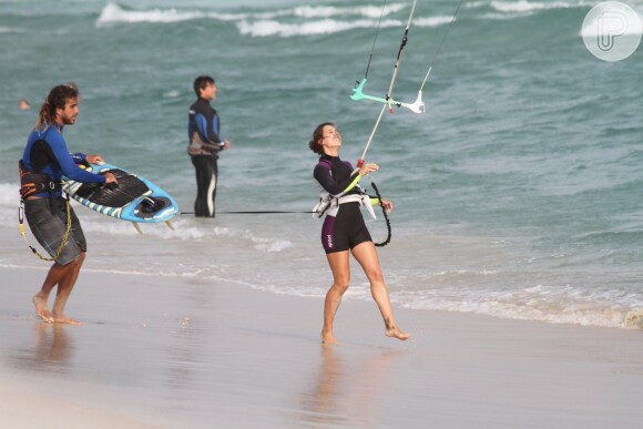 Cristiane Dias se aventura nas aulas de kitesurf