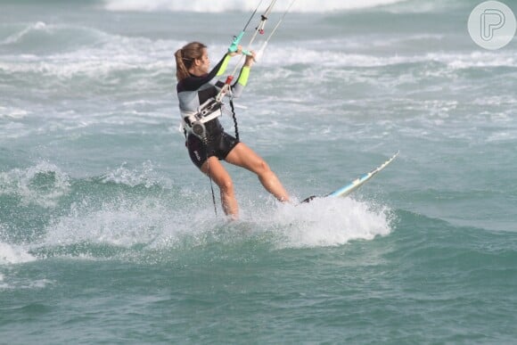 Cristiane Dias seguiu orientações do seu professor de kitesurf e mostrou desenvoltura no mar