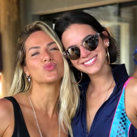 Bruna Marquezine e Gian Luca Ewbank, irmão de Giovanna Ewbank, são apontados como casal desde o final de 2018. No começo de janeiro, atriz e artista plástico se reuniram em festa de lançamento do programa de Giovanna