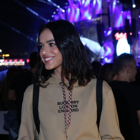 Bruna Marquezine apostou em look colegial para curtir noite do Rock in Rio