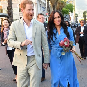 Meghan Markle aposta em vestido azul de botões recortes na saia em viagem pela África nesta segunda-feira, dia 23 de setembro de 2019
