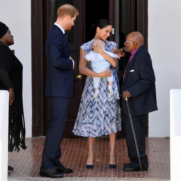 Meghan Markle aposta em vestido midi em tons de azul e branco para evento nesta quarta-feira, dia 25 de setembro de 2019
