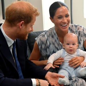 Meghan Markle usa vestido com mangas largas e decote em 'v' para evento com o filho nesta quarta-feira, dia 25 de setembro de 2019
