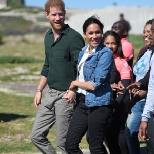 Meghan Markle aposta em officelook com camisa, calça jeans e casaco básico em viagem pela África nesta terça-feira, dia 24 de setembro de 2019
