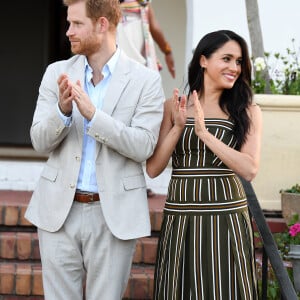 Meghan Markle usa vestido listrado longo em tons de verde e marrom acinturado em passeio com Harry nesta terça-feira, dia 24 de setembro de 2019
