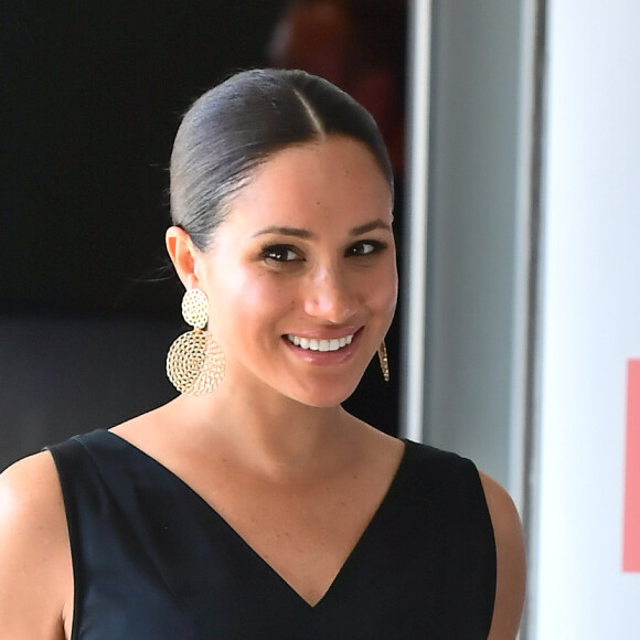 Meghan Markle usa macacão acinturado com decote em 'v' e laço na cintura em reunião de empoderamento feminino nesta quarta-feira, dia 25 de setembro de 2019
