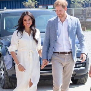 Meghan Markle usa vestido branco de botão com laço na cintura em viagem pela África nesta quarta-feira, dia 02 de outubro de 2019