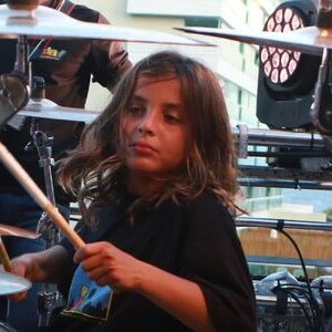 Filho de Ivete Sangalo, Marcelo arrasa na percussão e bateria e planeja fazer parte da banda da mãe no futuro