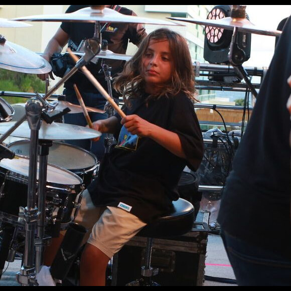 Filho de Ivete Sangalo, Marcelo arrasa na percussão e bateria e planeja fazer parte da banda da mãe no futuro