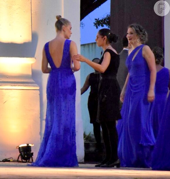 Fiorella Mattheis escole vestido com decote nas costas para casamento de Thaila Ayala