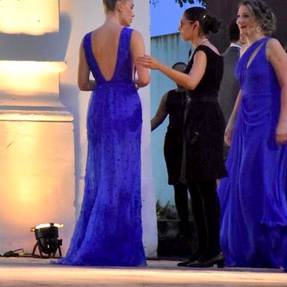 Fiorella Mattheis escole vestido com decote nas costas para casamento de Thaila Ayala