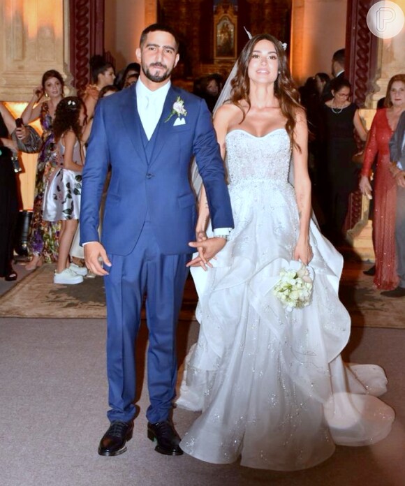Thaila Ayala e Renato Góes posam após casamento