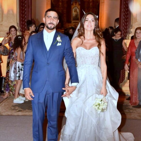 Thaila Ayala e Renato Góes posam após casamento