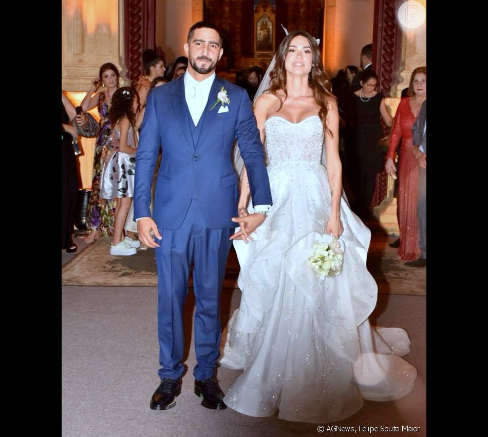 Thaila Ayala e Renato Góes posam após casamento - Purepeople