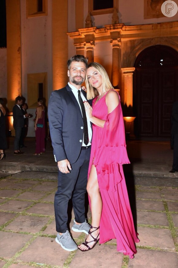 Bruno Gagliasso e Giovanna Ewbank vão ao casamento de Thaila Ayala e Renato Góes