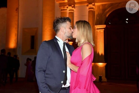 Bruno Gagliasso e Giovanna Ewbank se beijam