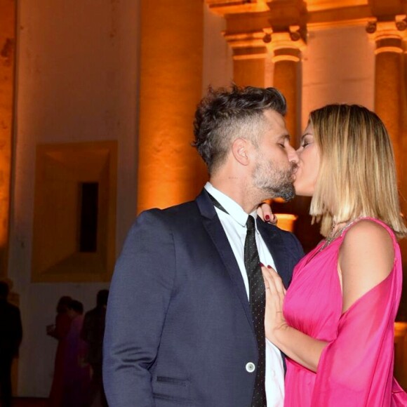 Bruno Gagliasso e Giovanna Ewbank se beijam