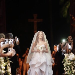 Thaila Ayalaentra de véu na igreja a caminho do altar