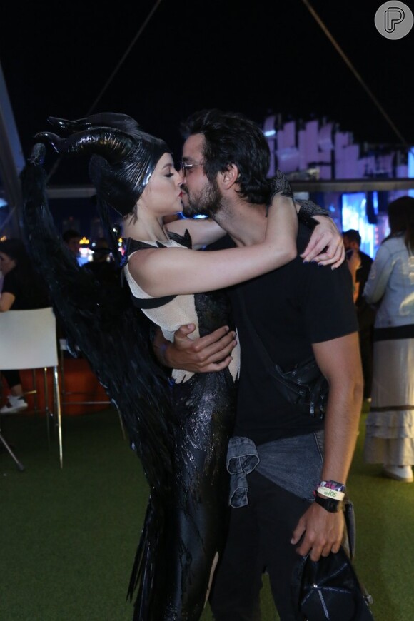Agatha Moreira e Rodrigo Simas se beijaram em camarote do Rock in Rio