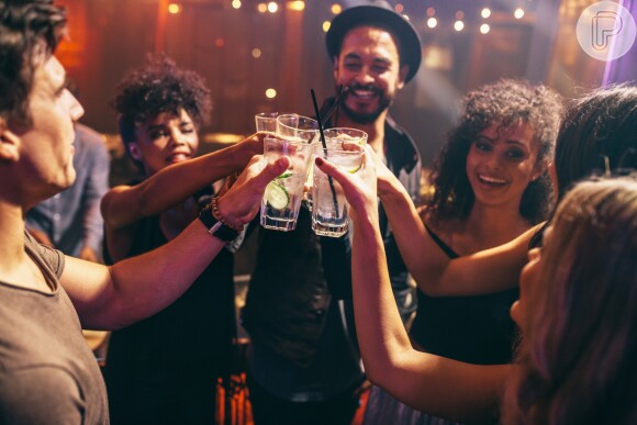 Dieta e álcool: quando o consumo de bebidas alcoólicas é inevitável, a dica de expert é substituir bebidas fermentadas por opções destiladas