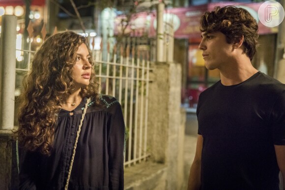 Rita (Alanis Guillen) se desespera ao ser procurada por Rui (Romulo Arantes Neto) para saber sobre a filha deles na novela 'Malhação: Toda Forma de Amar'