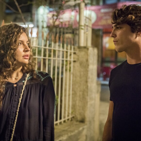Rita (Alanis Guillen) se desespera ao ser procurada por Rui (Romulo Arantes Neto) para saber sobre a filha deles na novela 'Malhação: Toda Forma de Amar'