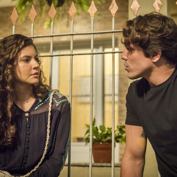 Rita (Alanis Guillen) conta para o juiz o motivo de temer a aproximação de Rui (Romulo Arantes Neto) na novela 'Malhação: Toda Forma de Amar'