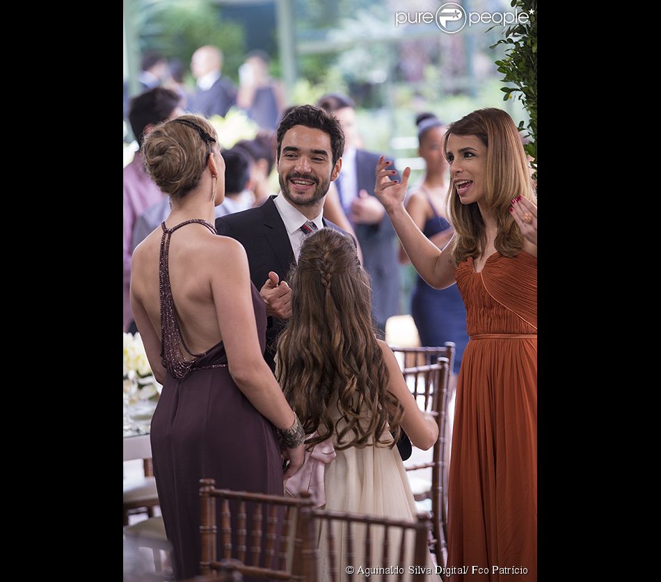 Caio Blat, Maria Ribeiro, Adriana Birolli e a pequena Kiria Malheiros conversam animadamente nos bastidores de gravação do casamento de Maria Clara (Andreia Horta) e Enrico (Joaquim Lopes), em 'Império', em 15 de outubro de 2014