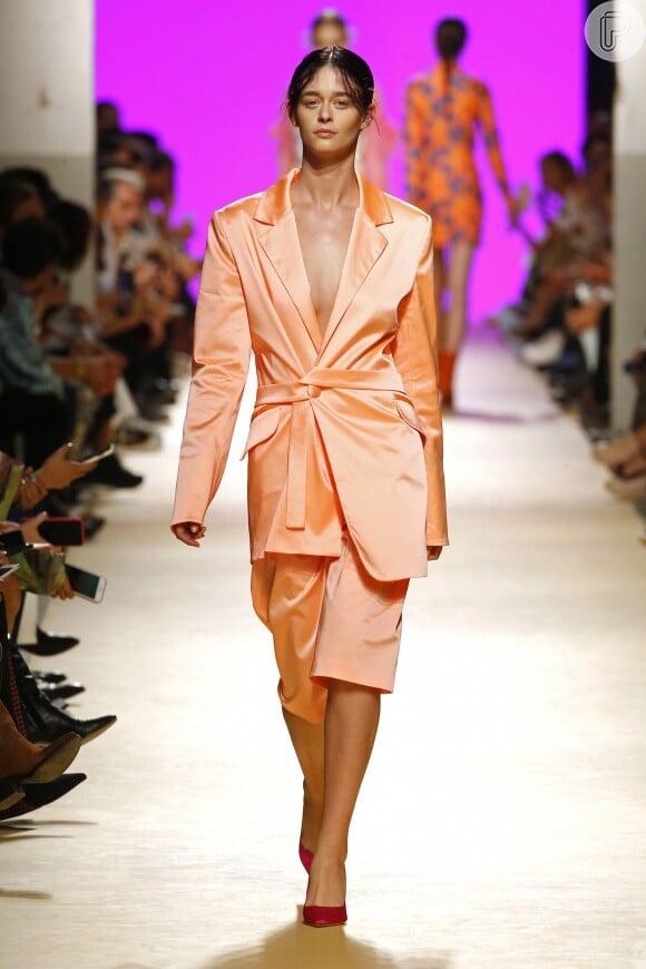 A dobradinha bermuda e blazer em tecido leve é uma aposta para o verão. Na foto, o conjuntinho laranja fica elegante e cool com o scarpin rosa pink!