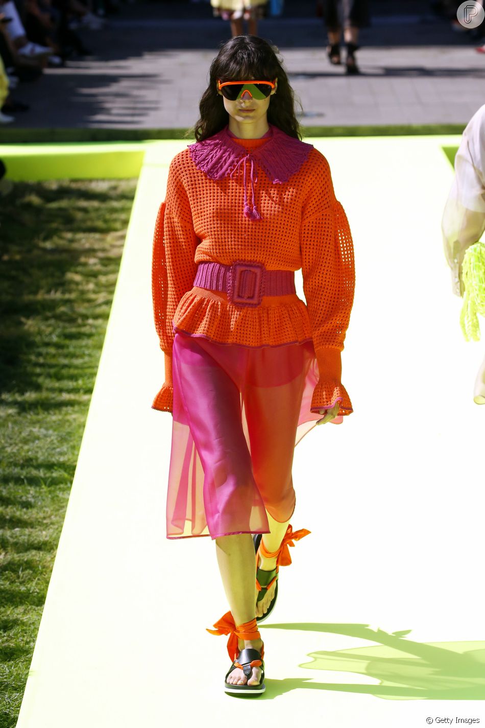 vestido laranja e rosa