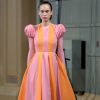 O vestido romântico com listras inspira a combinação rosa e laranja nos looks