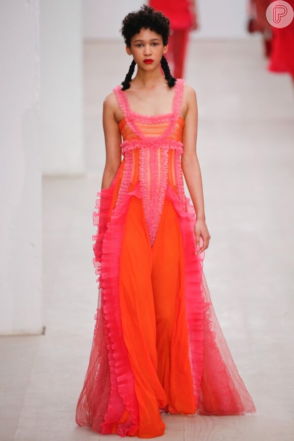Babado, tule, rosa e laranja no vestido para o verão 2020