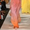 O dégradé na barra da peça traz o laranja ao vestido rosa na semana de moda de Nova York