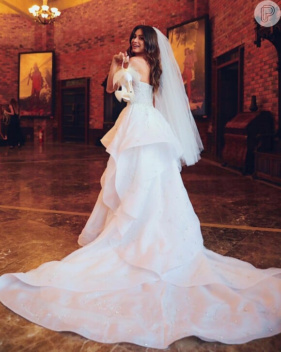 Vestido de casamento de Thaila Ayala havia bordado com mapa astral do casal e data do primeiro encontro