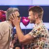 Rodrigo Hilbert beija Otaviano Costa na boca no palco do 'Amor & Sexo', em 16 de outubro de 2014