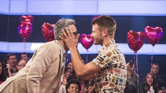 Rodrigo Hilbert beija Otaviano Costa no palco do 'Amor & Sexo': 'Acontece'