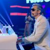 Otaviano Costa canta e toca 'Endless Love' no piano