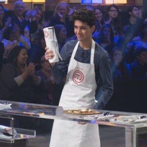 Em 'MasterChef - A Revanche', Helton vence prova de reprodução de um ratatouille